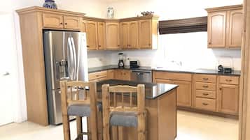 KylskÄp, mikrovÄgsugn, ugn och spishÀll