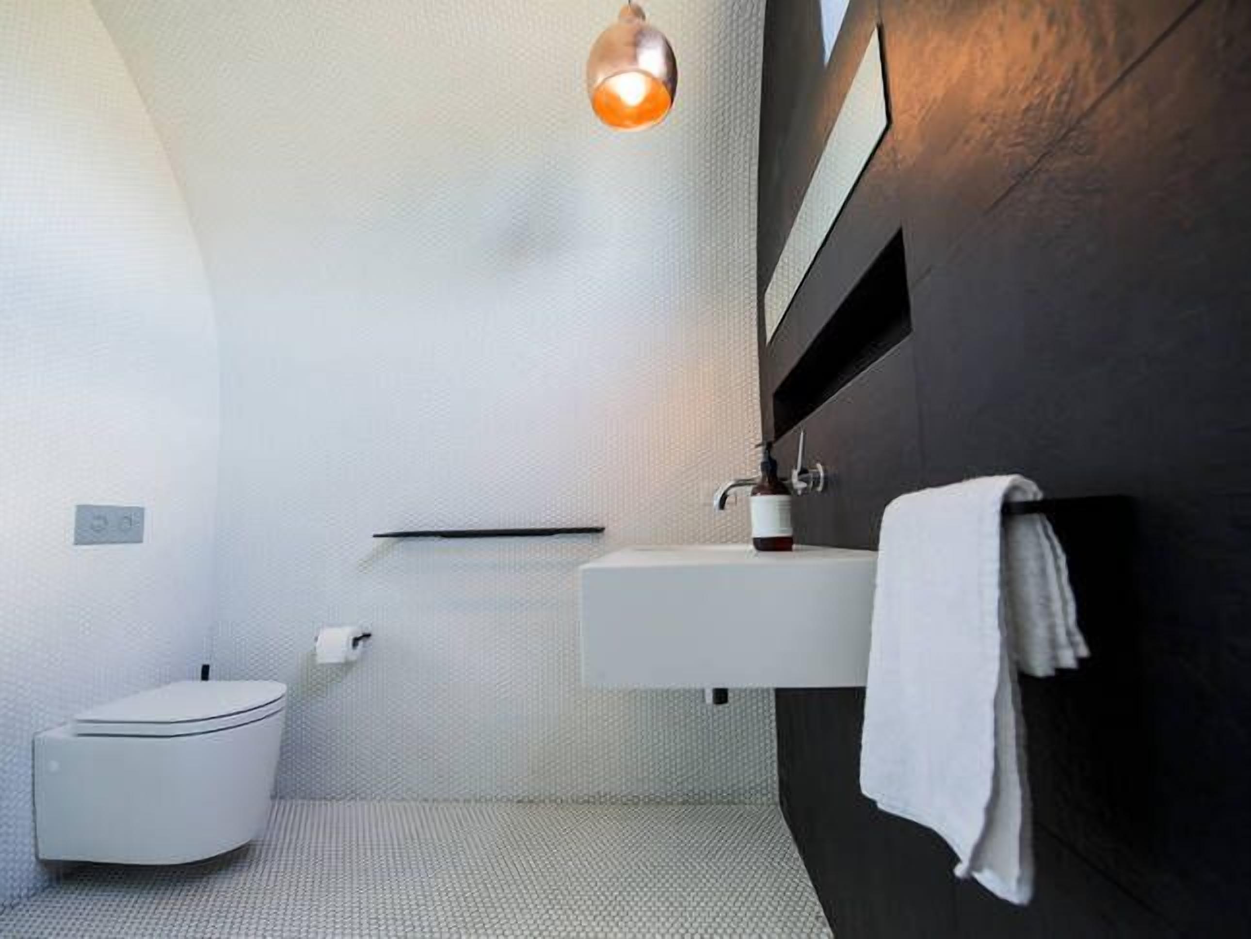 Towels, soap, shampoo, toilet paper