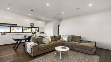 Smart-TV, Kinderspielzeug, Videothek, Stereoanlage