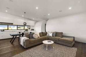 Televisor intel·ligent, joguines, videoteca i estèreo 