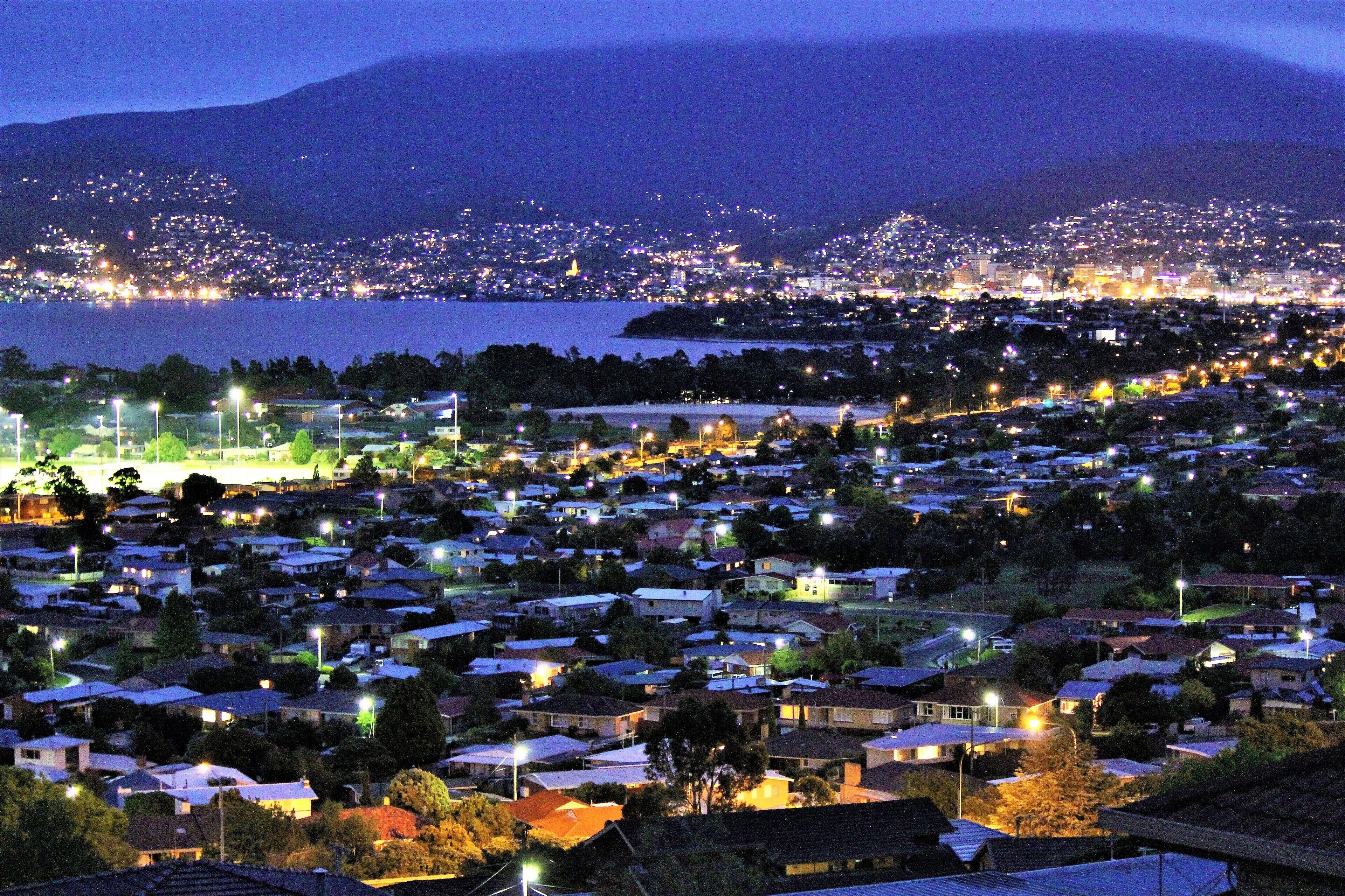 Stylish Retreat with Spectacular Hobart Views, Wifi, Parking,10 mins CBD