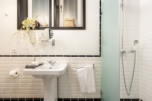 Ducha, secador de pelo y toallas