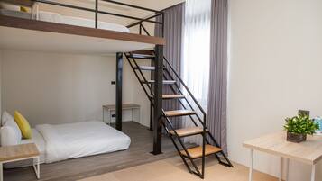 Quarto compacto com beliche, escrivaninha, mesinha e escada.