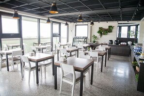 Frokost med lokale retter er inkludert hver dag