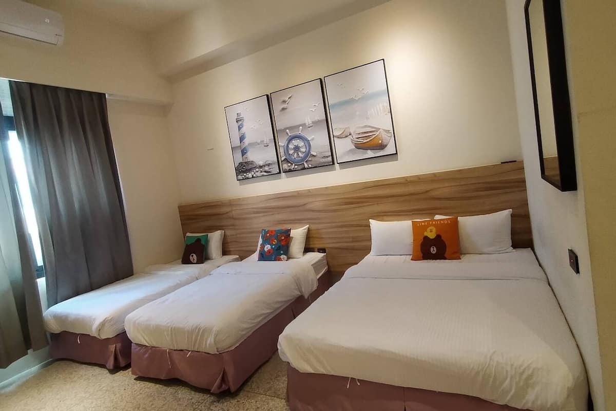 Comfort Quadruple Room | Desk, blackout curtains, free WiFi, bed sheets