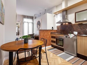 Fridge, microwave, oven, dishwasher - ART HOUSE SAGRADA FAMILIA 1 (BARCELONA)