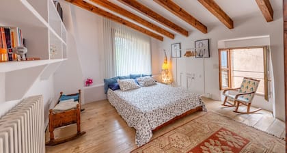 MAISON AVEC CHARME ET PARKING DANS LE CENTRE D'ARTĂ, PETITE PISCINE ET SOLARIUM