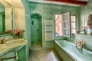 Duschwanne, Haartrockner, Bidet, Handtücher