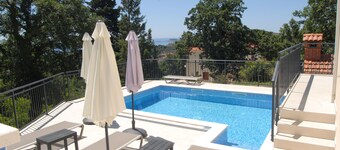 Villa Mambo - Three Bedroom Holiday Home with Terrace and Sea View