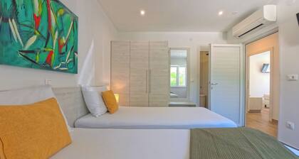 Villa Mambo - Three Bedroom Holiday Home with Terrace and Sea View