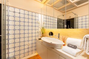 Douche, séchoir à cheveux, serviettes fournies