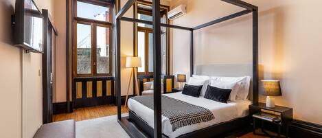 2 makuuhuonetta, tallelokero huoneessa, silitysrauta/-lauta