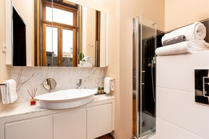 Douche, séchoir à cheveux, serviettes fournies