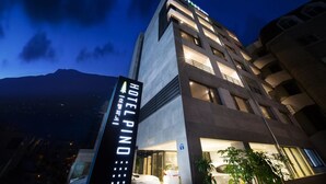 Front of property – evening/night - Pino Hotel (Seogwipo)