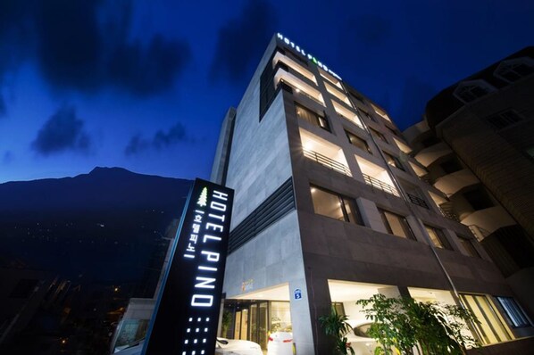 Façade de l’hébergement - soirée/nuit