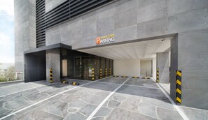 Free self parking - Pino Hotel (Seogwipo)