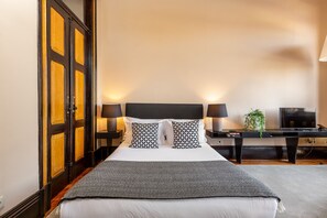 In-room safe, iron/ironing board, free WiFi, bed sheets - Pleasant Studio with Bolhão Market View (Oporto)