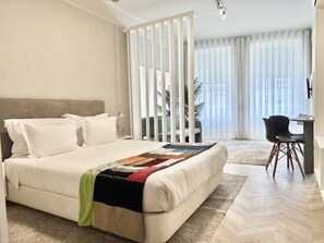 Iron/ironing board, free WiFi, bed sheets - Well Decorated Studio in Santa Catarina Street (Oporto)