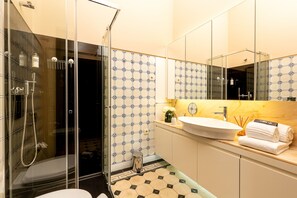Shower, hair dryer, towels
