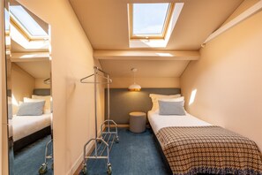 2 chambres, coffres-forts dans les chambres, fer et planche à repasser