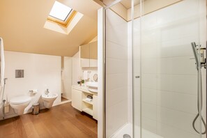 Douche, sèche-cheveux, serviettes fournies