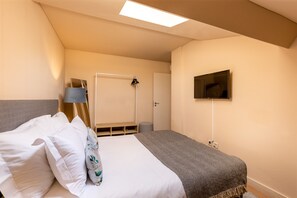 2 bedrooms, in-room safe, iron/ironing board, free WiFi