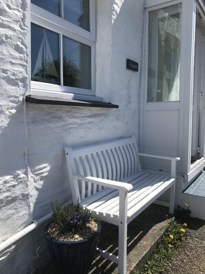 Terrace/patio - Cosy Village Cottage, valley views, parking, wifi and dog friendly (Tregony)
