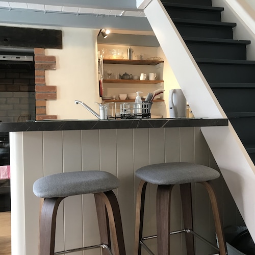 Cosy Village Cottage, valley views, parking, wifi and dog friendly 