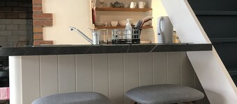 Cosy Village Cottage, valley views, parking, wifi and dog friendly 