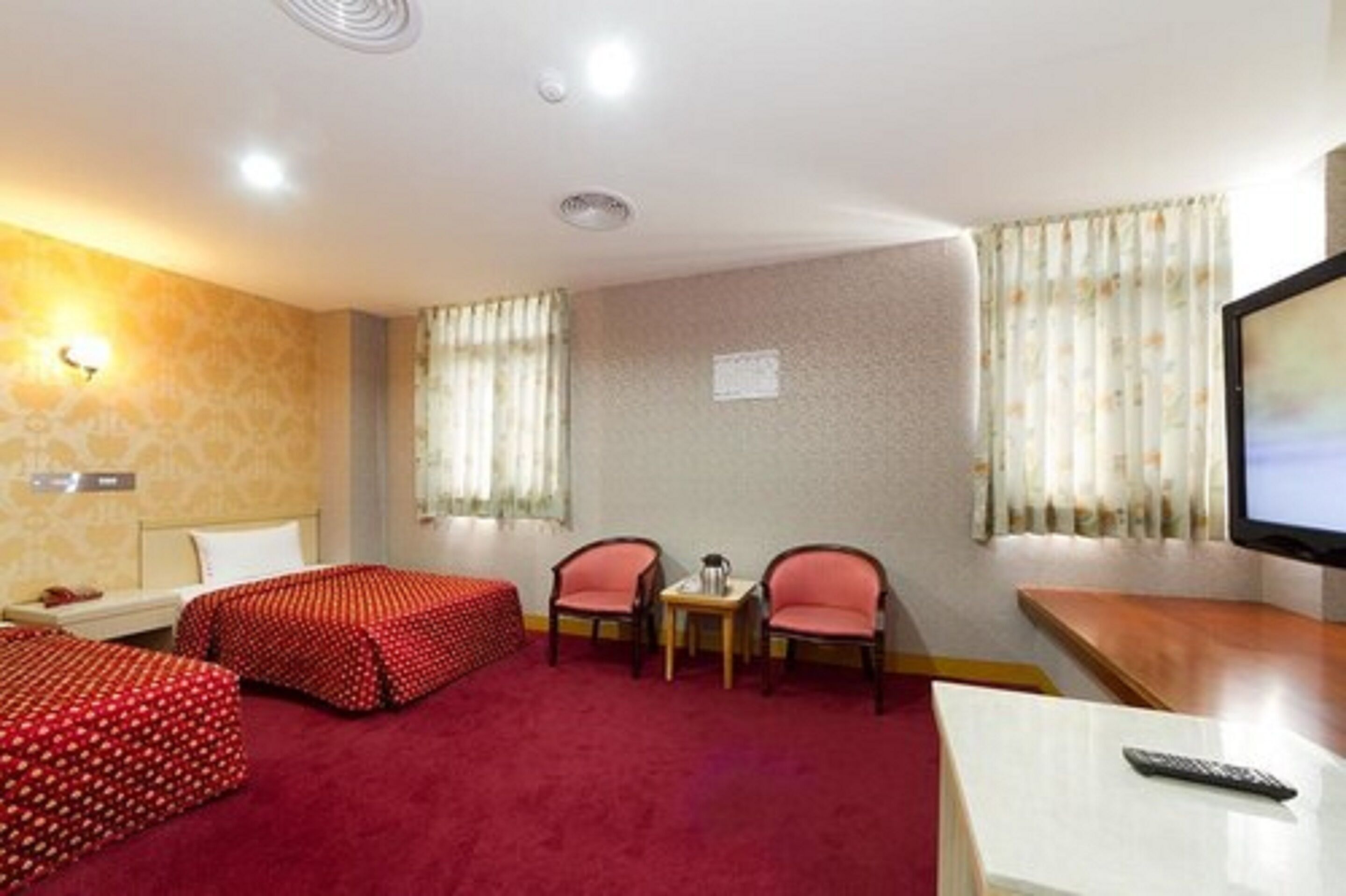 standard twin room | desk, blackout curtains, free wifi, bed sheets