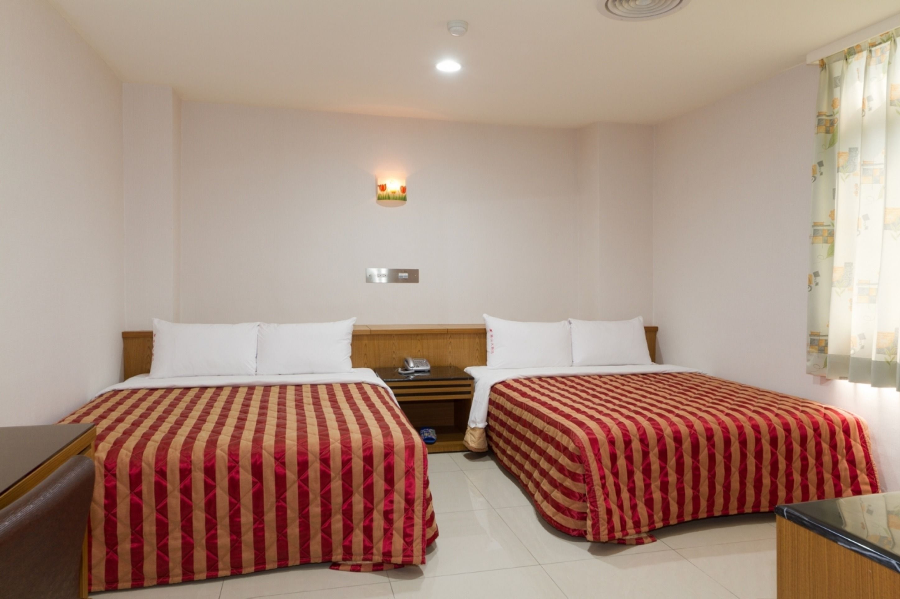 standard quadruple room | desk, blackout curtains, free wifi, bed sheets