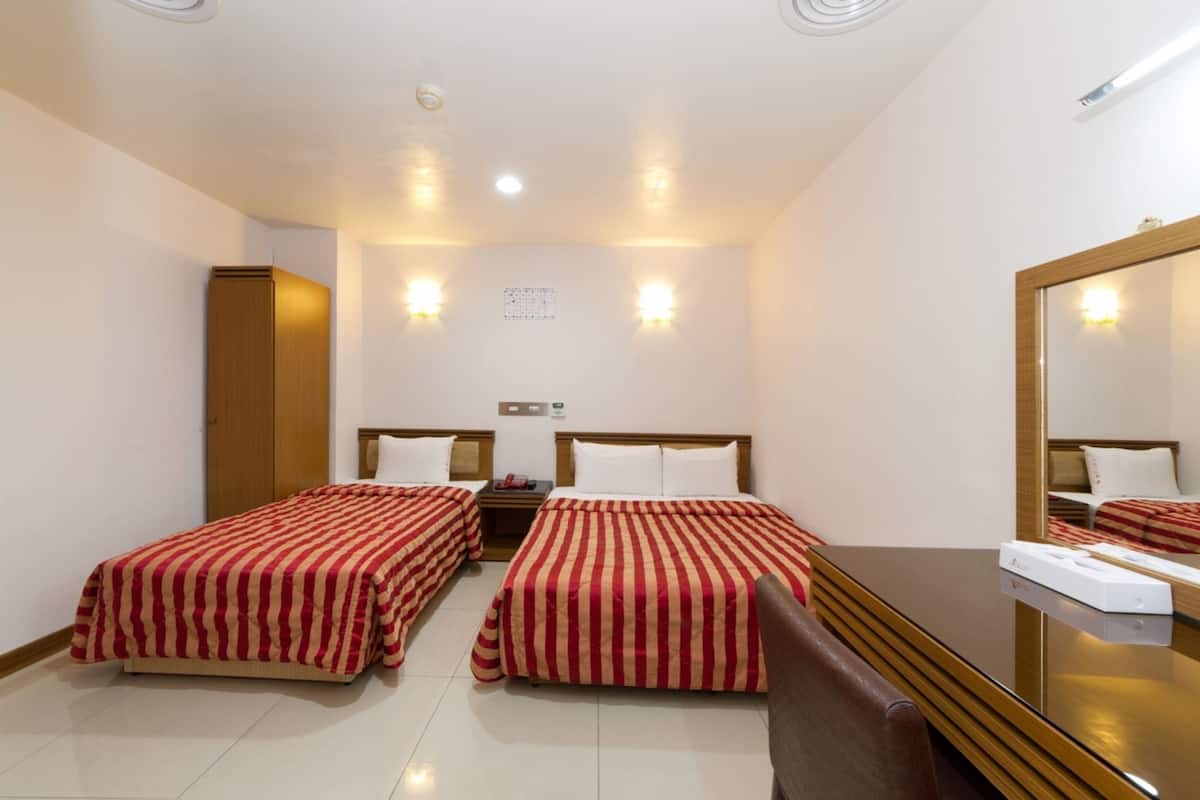 Standard Triple Room | Meja, langsir/tirai gelap terus, Wi-fi percuma, cadar katil