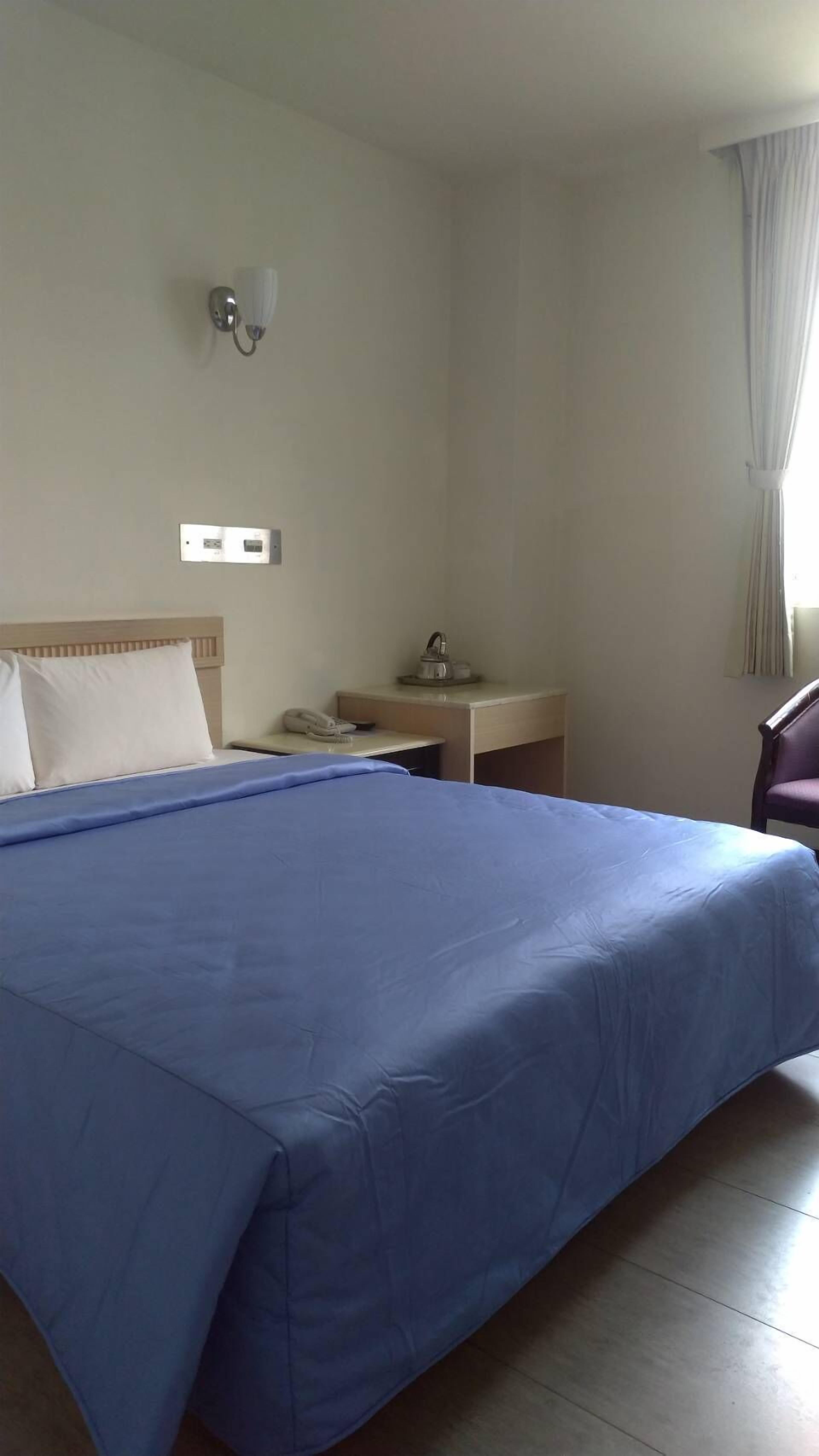 standard double room | desk, blackout curtains, free wifi, bed sheets