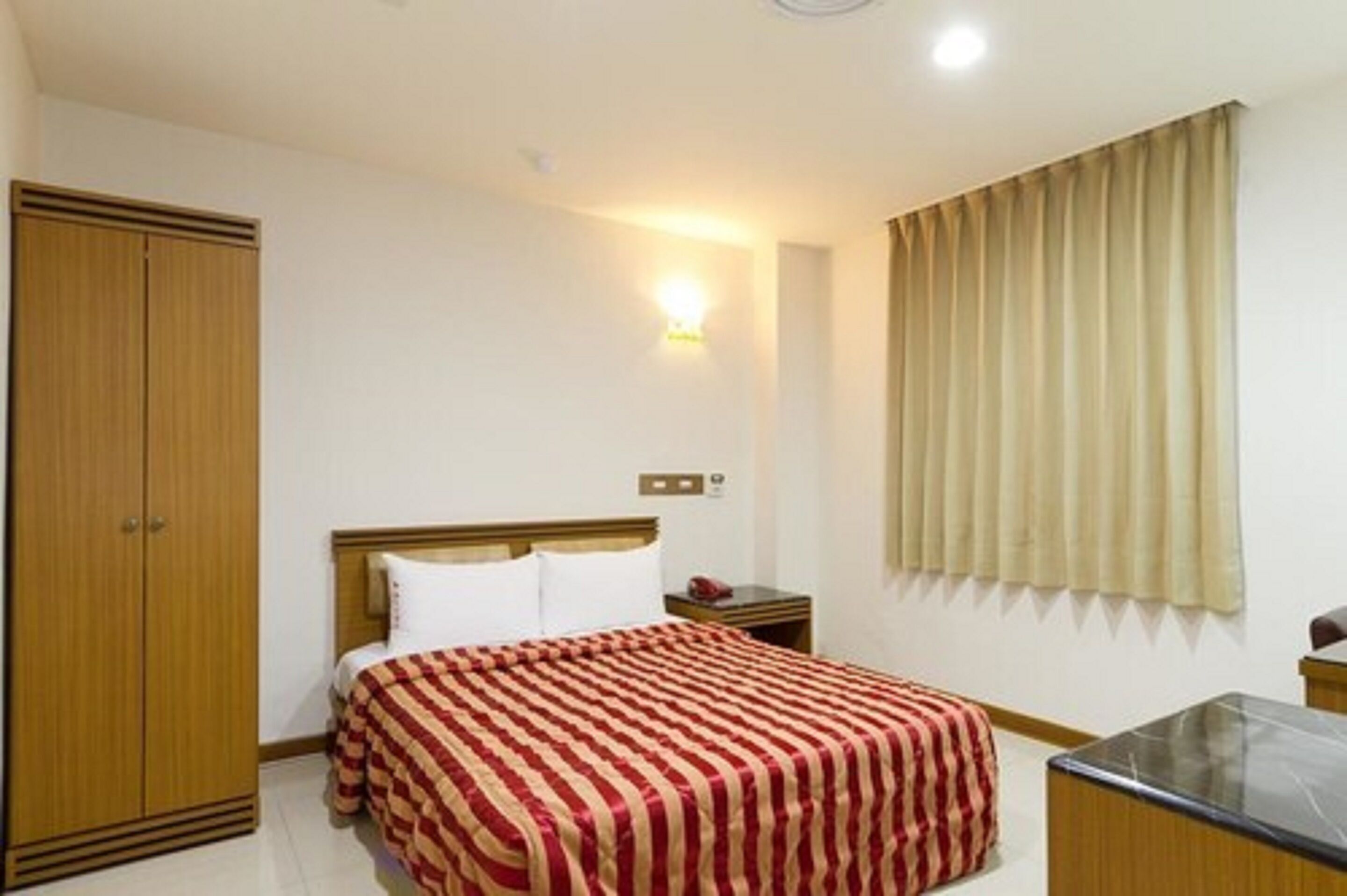 standard double room | desk, blackout curtains, free wifi, bed sheets
