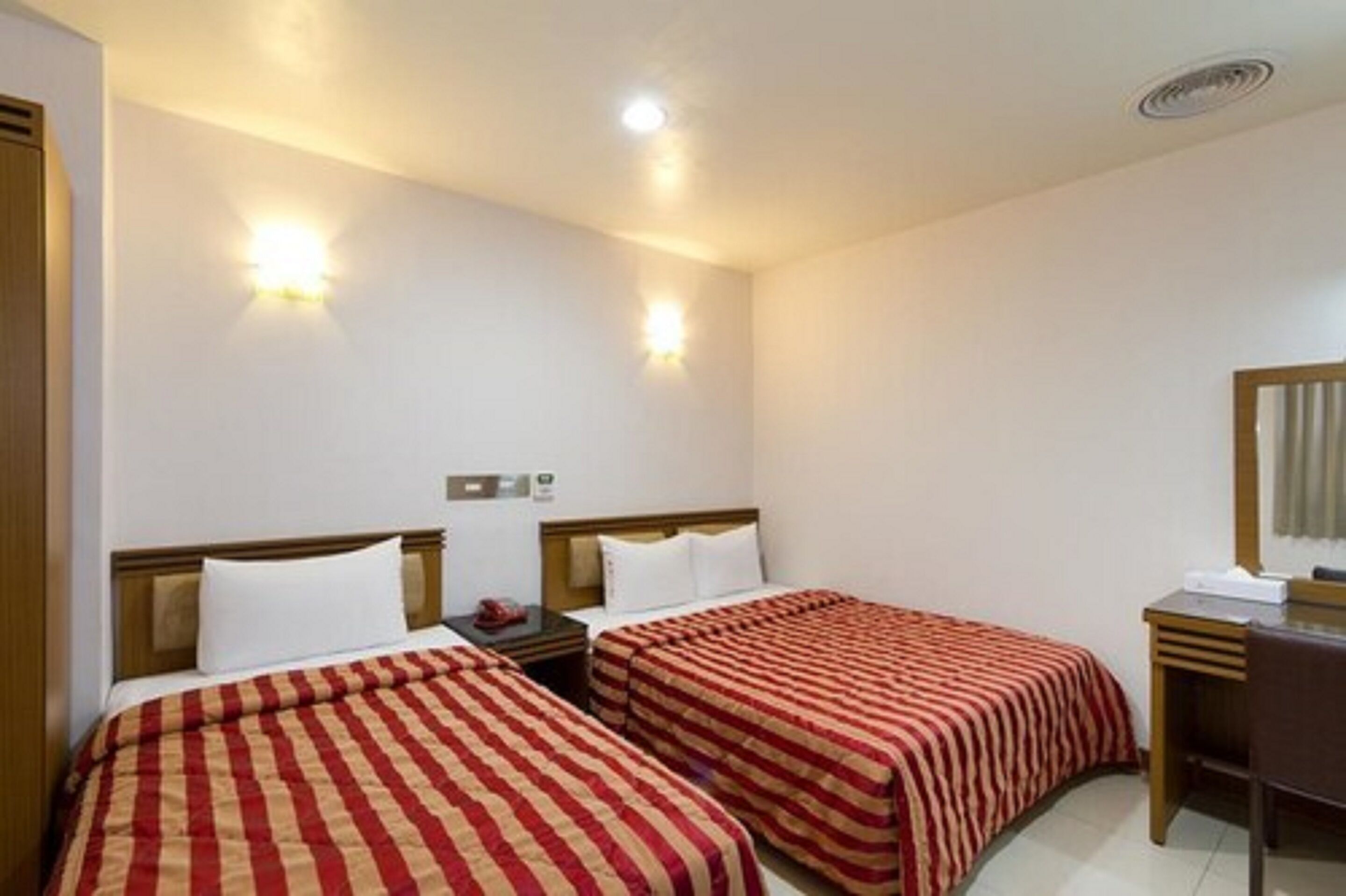 standard triple room | desk, blackout curtains, free wifi, bed sheets
