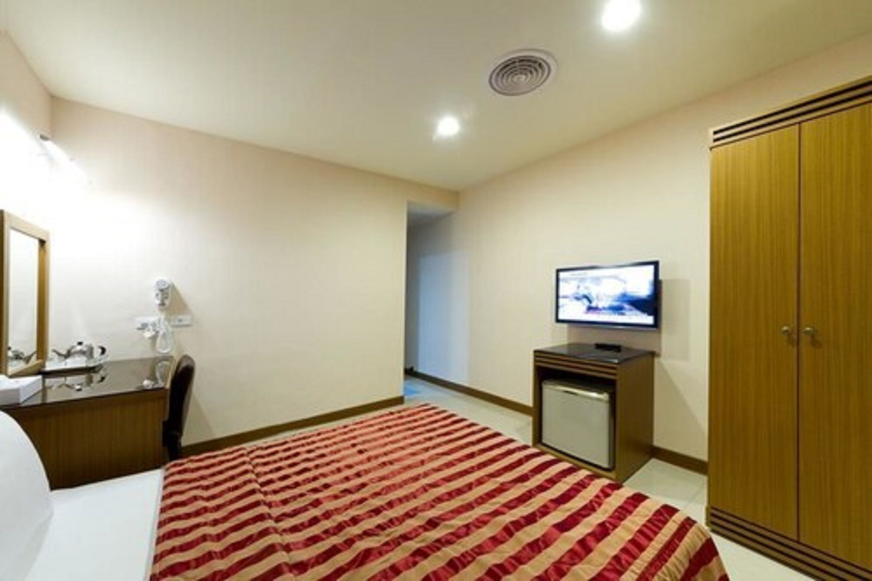 standard double room | desk, blackout curtains, free wifi, bed sheets