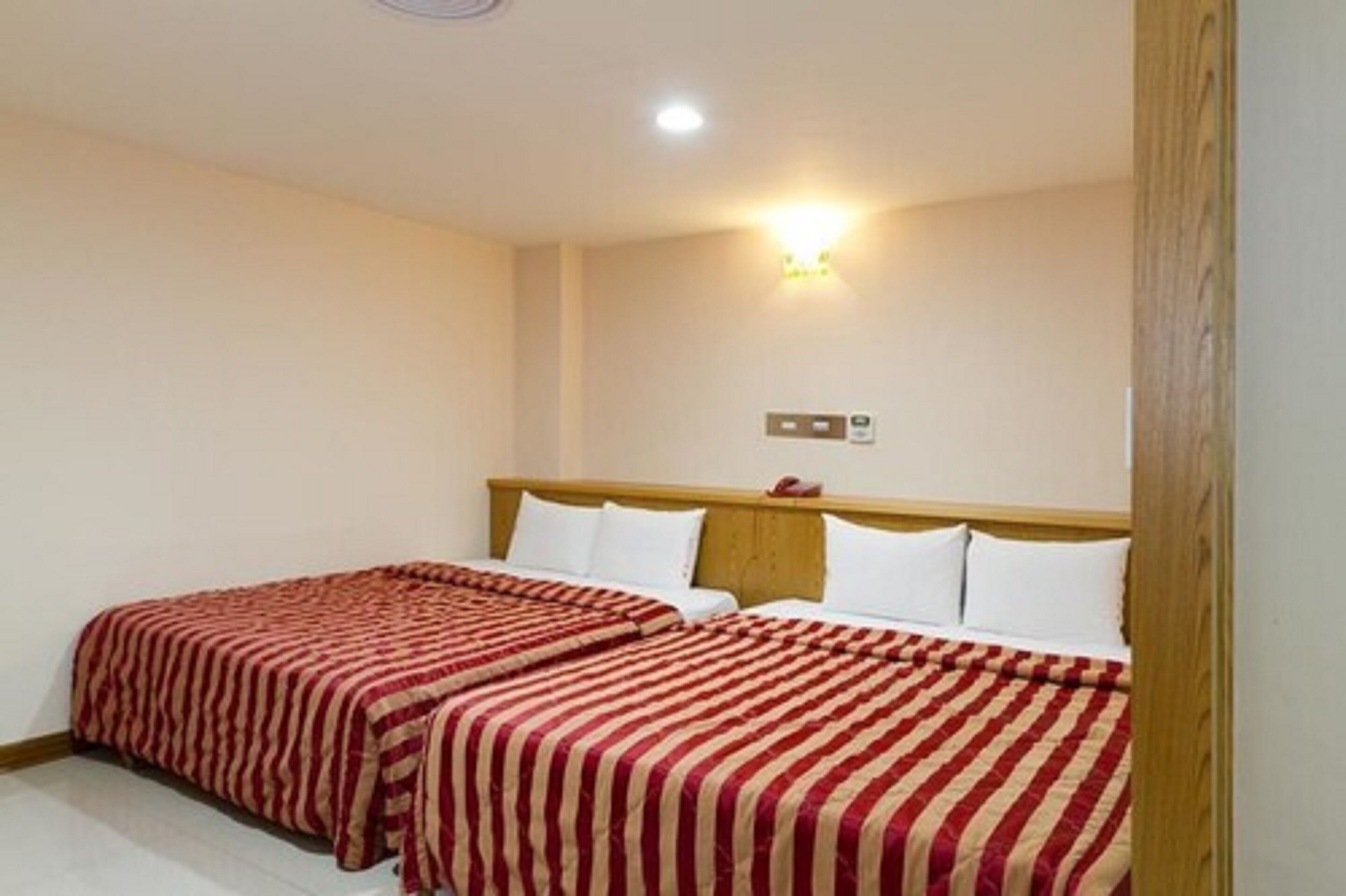 standard quadruple room | desk, blackout curtains, free wifi, bed sheets