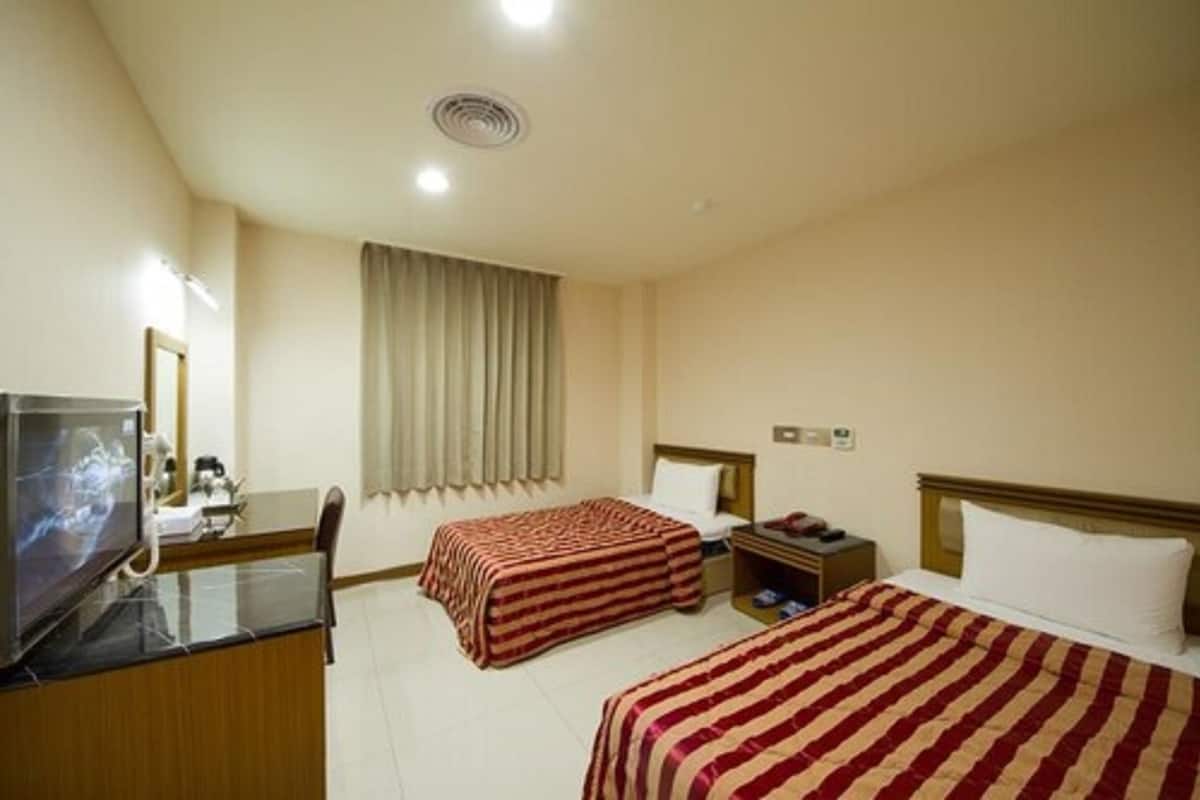 Standard Twin Room | Meja, langsir/tirai gelap terus, Wi-fi percuma, cadar katil