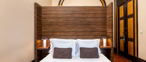 Caja fuerte, tabla de planchar con plancha, wifi gratis y ropa de cama