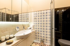Shower, hair dryer, towels - Comfort Studio in Bolhão Market (Oporto)