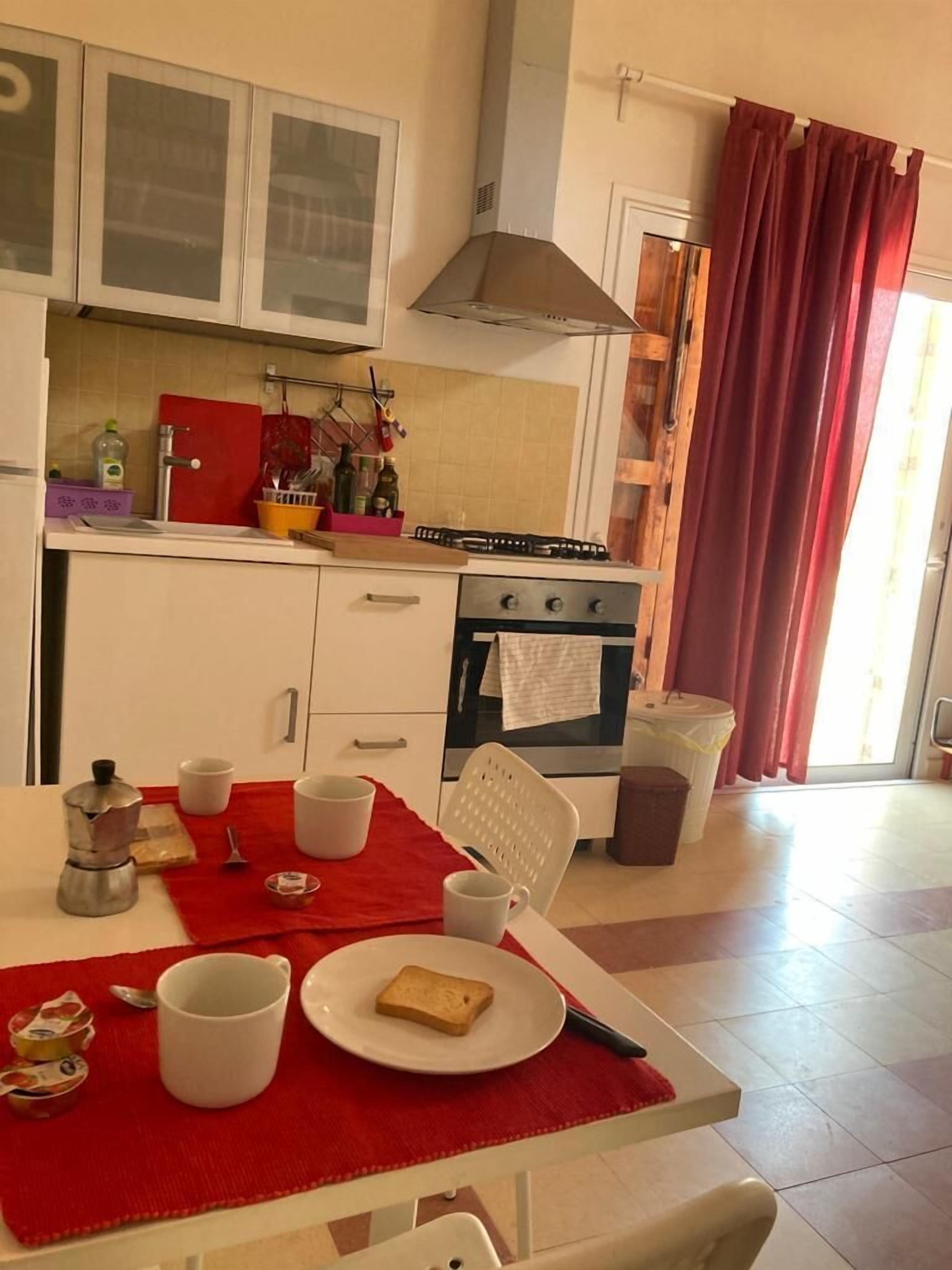 Fridge, oven, stovetop, coffee/tea maker