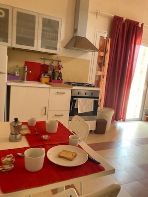 Fridge, oven, stovetop, coffee/tea maker