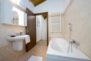 Banyera, assecador de cabells, bidet i tovalloles 