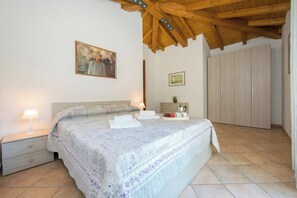 2 bedrooms, iron/ironing board, internet, bed sheets