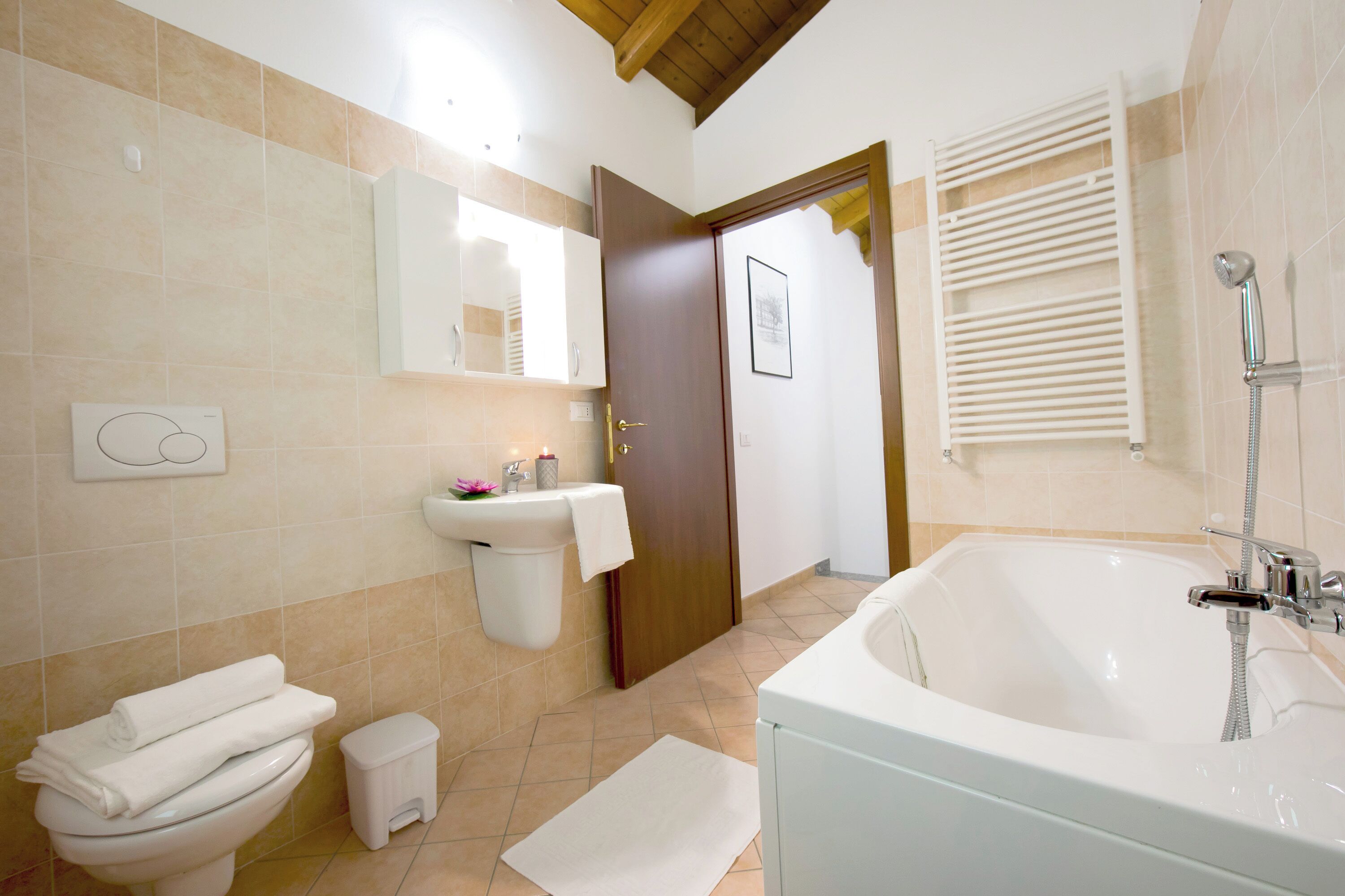 Vasca, asciugacapelli, bidet, asciugamani