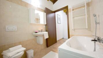 Vasca, asciugacapelli, bidet, asciugamani