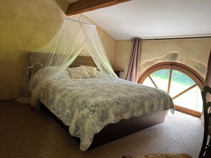 5 chambres, bureau, fer et planche à repasser, lit parapluie