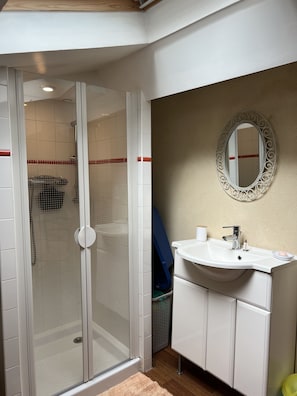 Dusche, Haartrockner, HandtĂŒcher