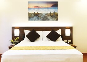 Deluxe Room | Desk, iron/ironing board, bed sheets