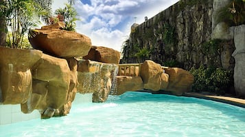 4 piscine all'aperto, ombrelloni da piscina, lettini